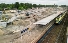 Stacja kolejowa Katowice Ligota w przebudowie, na pierwszym planie peron i pociąg, fot. Łukasz Hachuła