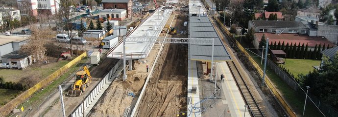 Widok z góry na stację w Ożarowie Mazowieckim. Widać nową wiatę peronową, fot. A. Lewandowski, P. Mieszkowski (1)