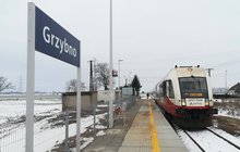 Pociąg przy peronie na przystanku Grzybno. fot. Mariusz Lewandowski PKP PLK