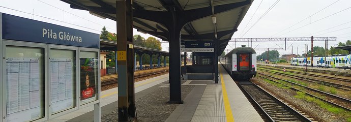 Pociągi przy peronach na stacji Piła Główna_fot. Bartosz Pietrzykowski