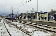 Stacja Poronin - podróżni na peronie, przy którym stoi pociąg, fot. Józef Syc