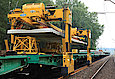 Suwnice bramowe marki Geismar PTH350 służące do układania toru kolejowego.