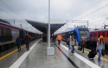 Podróżni i pociągi na stacji Olsztyn Główny. fot. Andrzej Puzewicz PKP PLK (1)