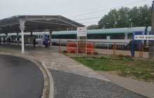 Podróżni na zadaszonym peronie stacji Rzepin, w tle pociąg_fot.Radek Śledziński