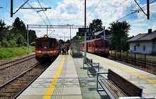 Stacja Andrychów - nowy peron, podróżni wsiadają do pociągu, fot. Anna Zając