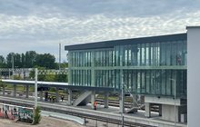 Szklana galeria nad peronem Radom Wschodni, widać tory i wykonawców, fot. Anna Znajewska-Pawluk