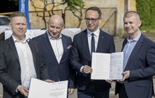 Uczestnicy briefingu prasowego w Tomaszowie Mazowieckim m.in. Dariusz Klimczak minister infrastrutkury, Maciej Kaczorek członek zarządu PLK SA fot. Ministerstwo Infrastrutkury
