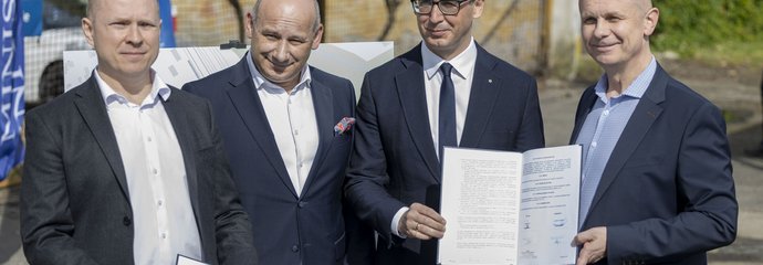 Uczestnicy briefingu prasowego w Tomaszowie Mazowieckim m.in. Dariusz Klimczak minister infrastrutkury, Maciej Kaczorek członek zarządu PLK SA fot. Ministerstwo Infrastrutkury