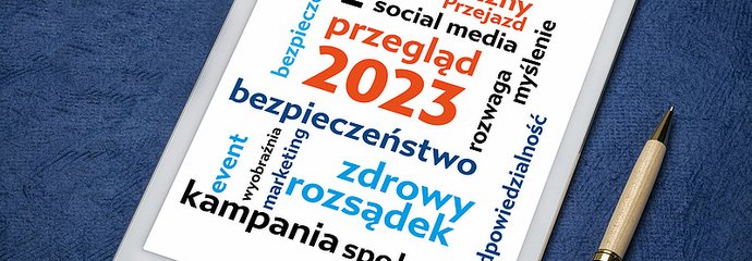Tablet z chmurą napisów związanych z bezpieczeństwem, długopis.