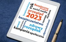 Tablet z chmurą napisów związanych z bezpieczeństwem, długopis.