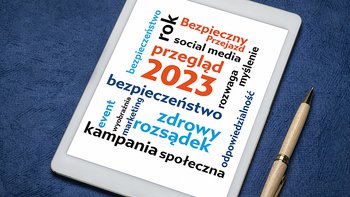 Tablet z chmurą napisów związanych z bezpieczeństwem, długopis.