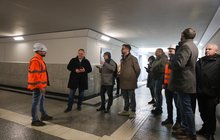 Dziennikarze w przejściu podziemnym na stacji Ostróda. fot. Łukasz Brylowski PLK