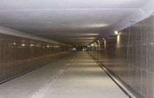 Płyty granitowe ułożone w nowej części tunelu na stacji Poznań Główny. fot. Radek Śledziński