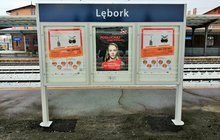 Stacja Lębork, gablota na rozkład jazdy. fot. Krzysztof Piotrowski PKP PLK