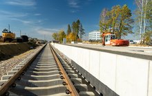 Stacja Pyrzowice, budowany jest nowy peron i tor, w tle maszyna, fot. Szymon Grochowski