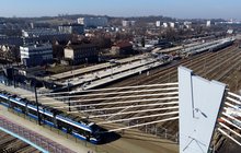 Widok na modernizowaną stację kolejową Kraków Płaszów z góry, na pierwszym planie jadący tramwaj, fot. Piotr Hamarnik