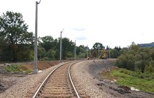 Budowa łącznicy w Kalwarii Zebrzydowskiej - wykonywane są prace na torach i przy budowie sieci trakcyjnej, widać pracowników i maszyny, fot. Stanisław Wróbel (5)