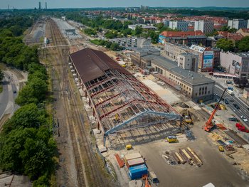 Bytom, widok z lotu ptaka na stację i przebudowywaną halę peronową, fot. Szymon Grochowski