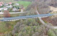 Most kolejowy nad Słupiną w Żukowie na linii kolejowej nr 201 z lotu ptaka. fot. Szymon Danielek PLK