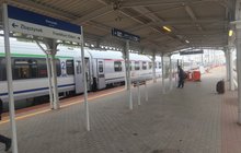 Zadaszenie i nawierzchnia peronu w Rzepinie, przy peronie pociąg, w tle podróżny czytający informacje w gabloicie_fot.Radek Śledziński