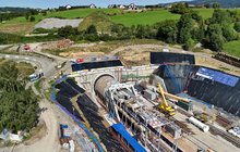 Plac budowy w miejscu drążenia tunelu kolejowego pod Pisarzową, widok z lotu ptaka, fot. Piotr Hamarnik