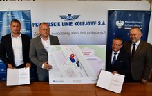 Przedstawiciele wykonawcy i Polskich Linii Kolejowych podpisują umowę na budowę parkingu przy stacji w Tomaszowie Mazowieckim, fot. Martyn Janduła (1)