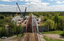 Remont mostu w Tomaszowie Mazowieckim, dźwig, przęsła stalowe, robotnicy. Fot. Paweł Mieszkowski PLK (2)