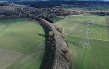 Zdjęcie przedstawia most kolejowy w Niestępowie oraz bajpas kartuski na szlaku Stara Piła-Leźno