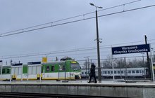 Pasażerka na przystanku Warszawa Olszynka Grochowska, widać peron, pociąg, tablice informacyjne, fot. Anna Znajewska-Pawluk