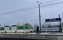 Pasażerka na przystanku Warszawa Olszynka Grochowska, widać peron, pociąg, tablice informacyjne, fot. Anna Znajewska-Pawluk