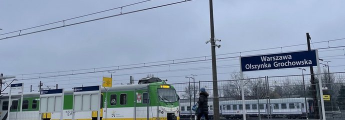 Przystanek Warszawa Olszynka Grochowska Pasażerka na przystanku Warszawa Olszynka Grochowska, widać peron, pociąg, tablice informacyjne, fot. Anna Znajewska-Pawluk