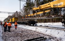 Maszyny i ludzie układający tory na stacji Lubiewo, 10.02.2021, fot. Paweł Styczeń. Źródło PKP Polskie Linie Kolejowe S.A.