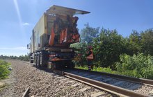 Linia kolejowa Padew-Mielec, prowadzone są prace torowe przejeżdża pojazd techniczny, fot. Adam Stec (2)