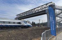 Pociąg IC przejeżdża pod nową kładką dla pieszych w Ciechanowie; fot. Anna Znajewska-Pawluk