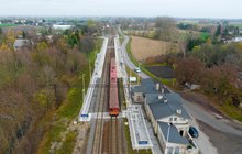 Pociąg przy peronie i budynek dworca na przystanku Książki, fot. Łukasz Bryłowski PKP PLK