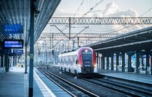 Pociąg przy peronie stacji Poznań Główny, w tle sieć trakcyjna_fot. Rafał Mieszka