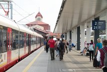 Podróżni na stacji Otwock. Autor Grzegorz Biega