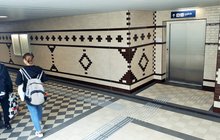 Stacja Chojnice, podróżni w przejściu podziemnym, wejście do windy. fot. Przemysław Zieliński PKP PLK