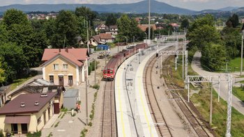 Raba Wyżna - pociąg wjeżdża na stację, fot. Krzysztof Dzidek