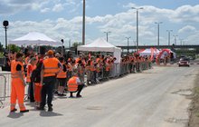 Uczestnicy podczas pokazu wyłamania rogatki