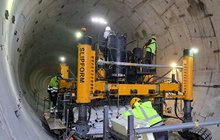 Budowa podłoża pod tory w tunelu jednotorowym, specjalistyczna maszyna wylewa beton, pracownicy fot. Piotr Grabowski