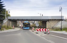 Chrzanów - wiadukt ul. Krakowska, po tymczasowej jezdni przejeżdża auto, fot. Szymon Grochowski