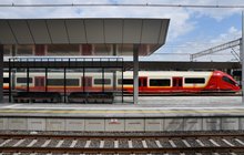 Pociąg SKM przy peronie. Konstrukcja peronu nr 3 z wiatą_fot. Martyn Janduła