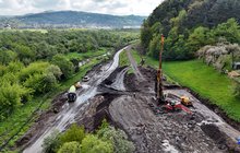 Prace przy wzmacnianiu gruntu obok stacji w Marcinkowicach, fot. Piotr Hamarnik