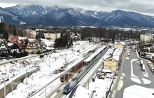 Stacja Zakopane - na peronie są podróżni, po obu stronach stoją pociągi, fot. Krzysztof Dzidek