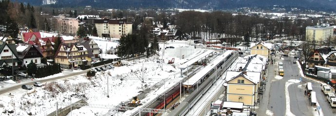 Stacja Zakopane Stacja Zakopane - na peronie są podróżni, po obu stronach stoją pociągi, fot. Krzysztof Dzidek