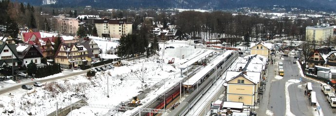 Stacja Zakopane - na peronie są podróżni, po obu stronach stoją pociągi, fot. Krzysztof Dzidek