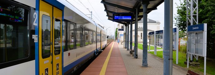 Stacja Zawiercie Stacja Zawiercie, pociąg przy peronie, fot. Katarzyna Głowacka