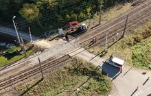 Stróże - Grybów - roboty na przejeździe kolejowo-drogowym, pracuje koparka, fot. Krzysztof Dzidek