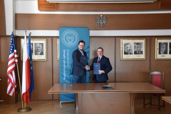 Podpisanie porozumienia o współpracy z Wydziałem Inżynierii Lądowej Politechniki Warszawskiej na zdjęciu Marcin Mochocki czlonek zarządu PLK SA fot. PLK SA